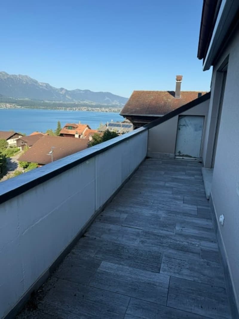 Charmante 4-Zimmer-Dachwohnung mit traumhaftem See- und Bergblick in Oberhofen am Thunersee (4)