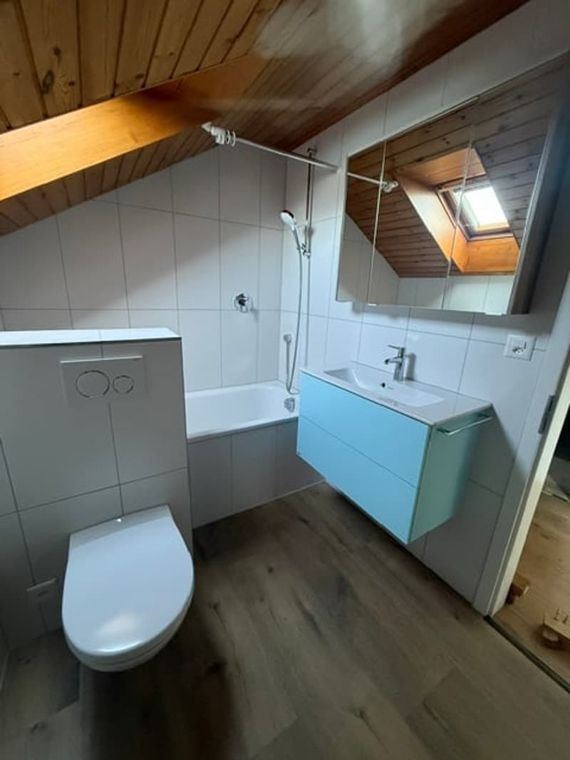 Charmante 4-Zimmer-Dachwohnung mit traumhaftem See- und Bergblick in Oberhofen am Thunersee (11)