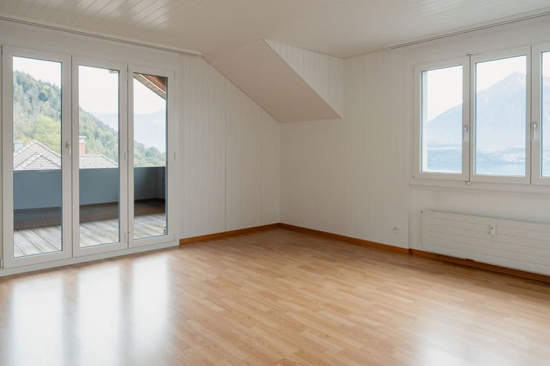 Charmante 4-Zimmer-Dachwohnung mit traumhaftem See- und Bergblick in Oberhofen am Thunersee (16)