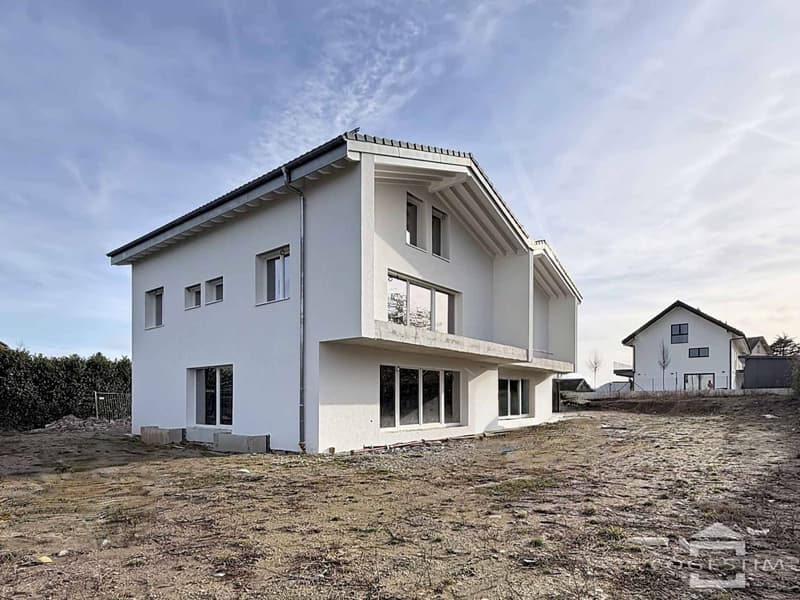 Grande maison mitoyenne disponible rapidement (7)