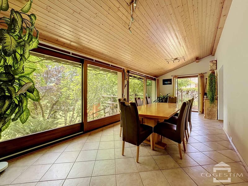 Grande maison individuelle dans son écrin de verdure (2)