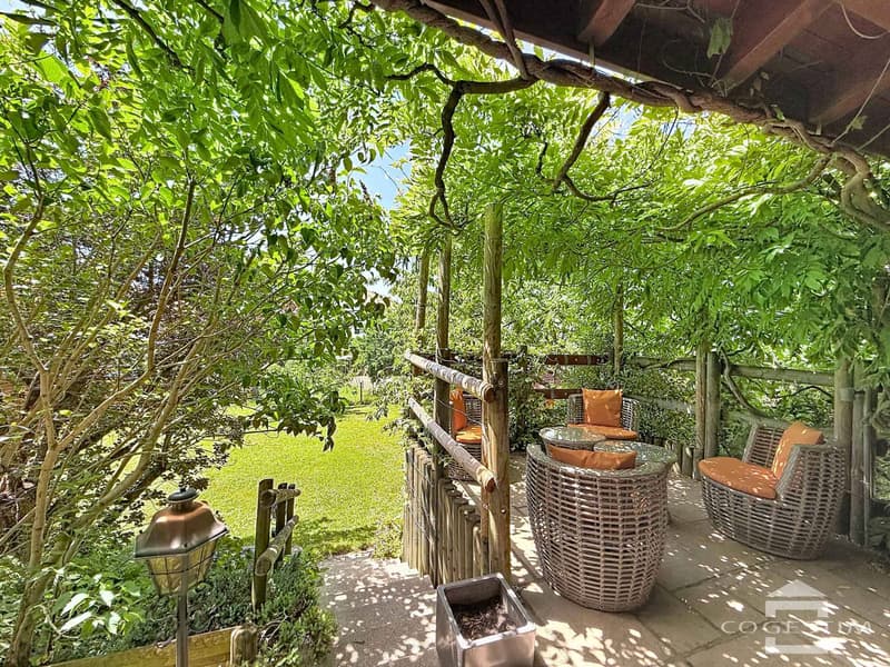 Grande maison individuelle dans son écrin de verdure (11)