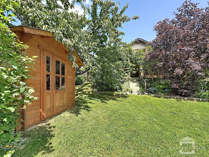 Grande maison individuelle dans son écrin de verdure (12)