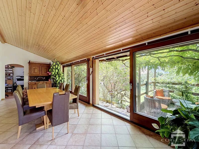 Grande maison individuelle dans son écrin de verdure (3)