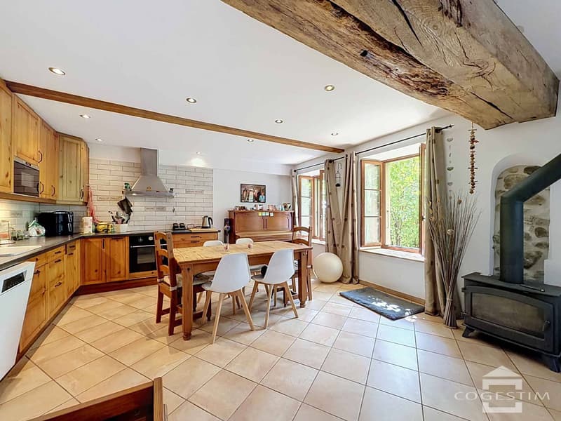 Charmante maison familiale avec grange et dépendance privée (2)