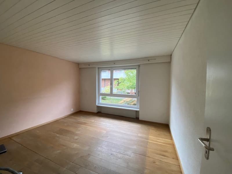 Schöne und gepflegte 3.5-Zimmer-Wohnung im Erdgeschoss plus EH in Nidau (2)