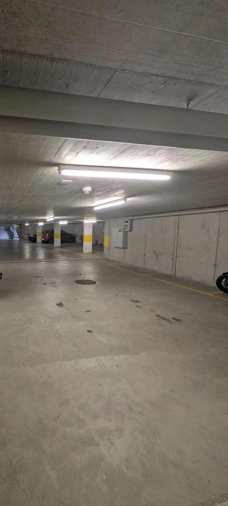 Motorradparkplatz in Einstellhalle zu vermieten (2)