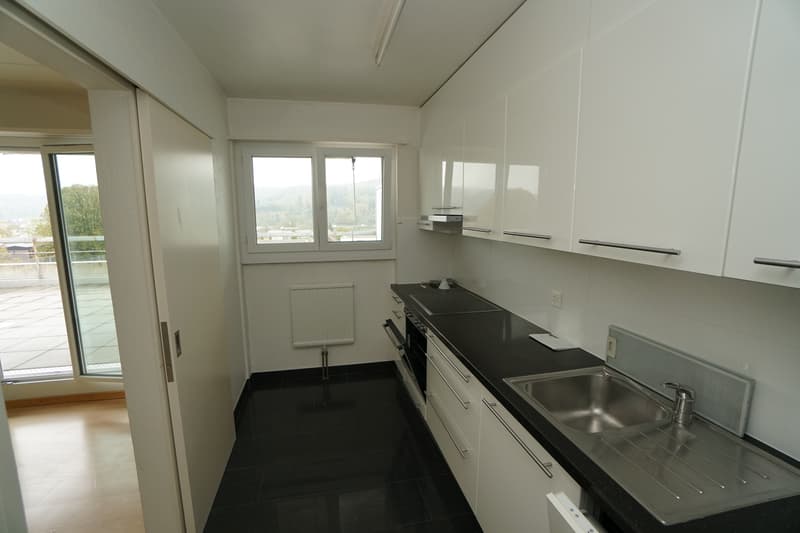 Helle 3.5 Zimmerwohnung mit grosser Dachterrasse (8)