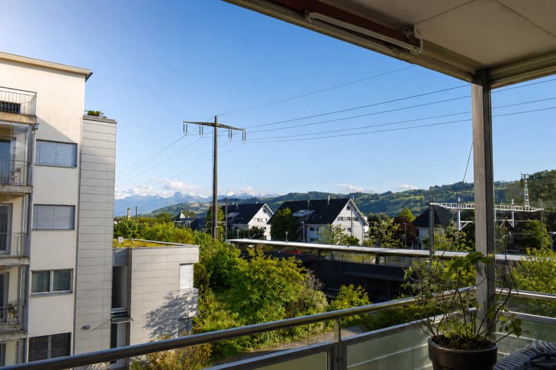 Charmante 5.5-Zimmer-Wohnung mit Balkon und herrlicher Aussicht in Rubigen (2)