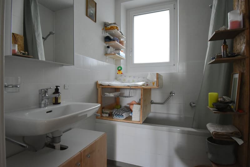 Schöne, grosszügige 2.5-Zimmerwohnung in einzigartigem Schlössli (7)