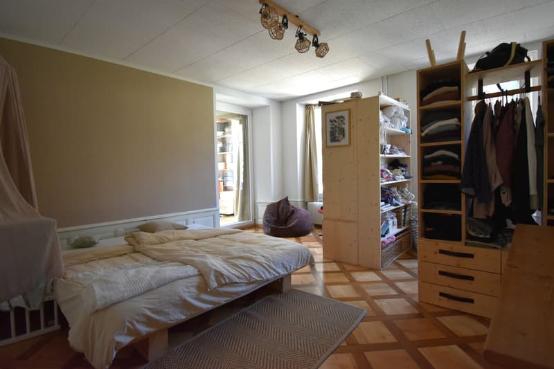 Schöne, grosszügige 2.5-Zimmerwohnung in einzigartigem Schlössli (4)