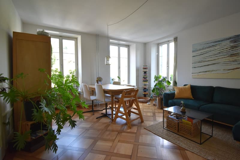 Schöne, grosszügige 2.5-Zimmerwohnung in einzigartigem Schlössli (5)