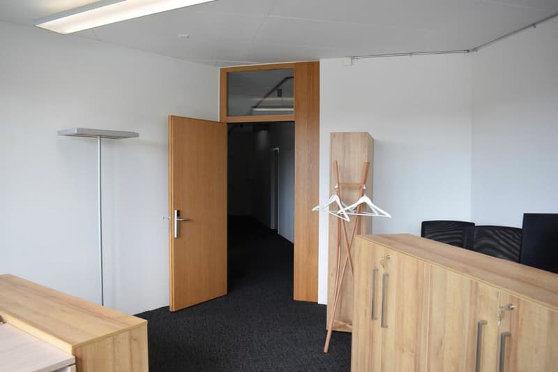 Bureaux entièrement équipés avec un niveau de construction élevé (4)