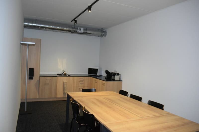 Teeküche mit Geschirrspühler
