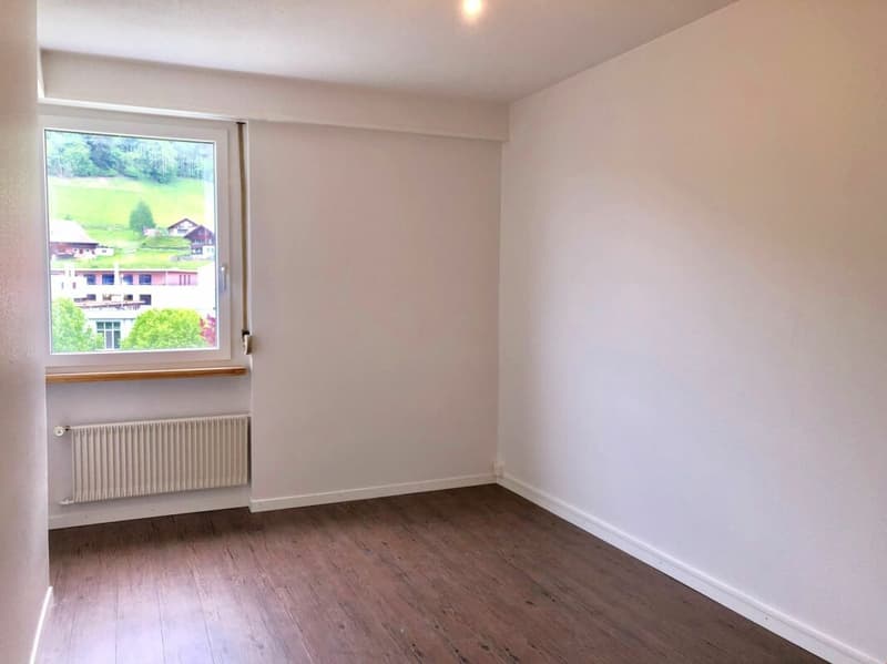 3-Zi-Wohnung, 2. OG, kein Lift, zwei kleiner Balkon mit Aussicht (3)