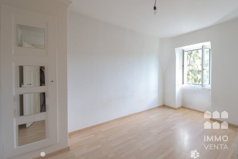 empty room, white walls, wooden floor, white door with mirrors, window