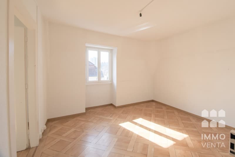 empty room, wooden parquet floor, white walls, window, sunlight