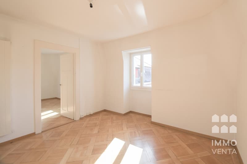 empty room, wooden parquet floor, white walls, window, door