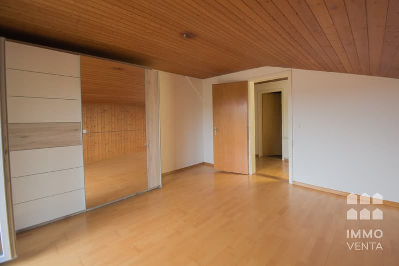Landschaftsblick  - 2.5-Zimmer-Dachgeschosswohnung in Schnottwil (6)