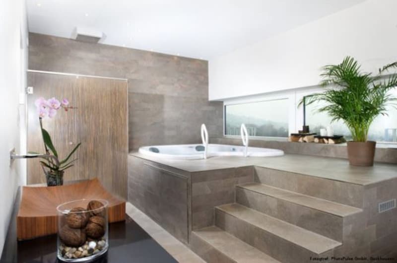 Guggach Wellness Whirlpool mit Blick auf Zürich