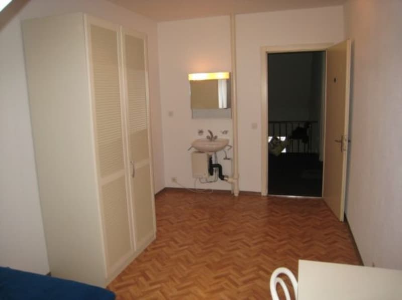 Dachzimmer mit Waschbecken