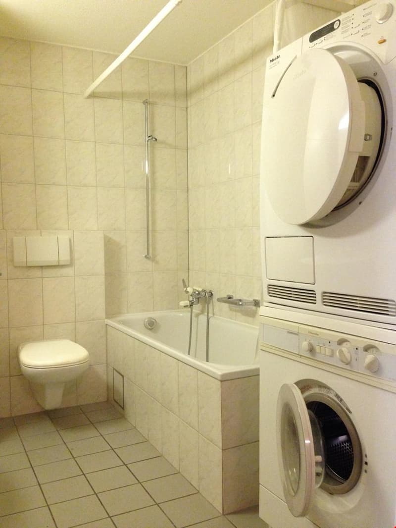 Bad mit Badwanne und Wäschturm