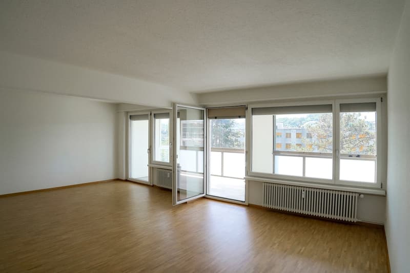 Sanierte 4.5 Z.-Wohnung mit grossem Wintergarten-Balkon und Aussicht (10)