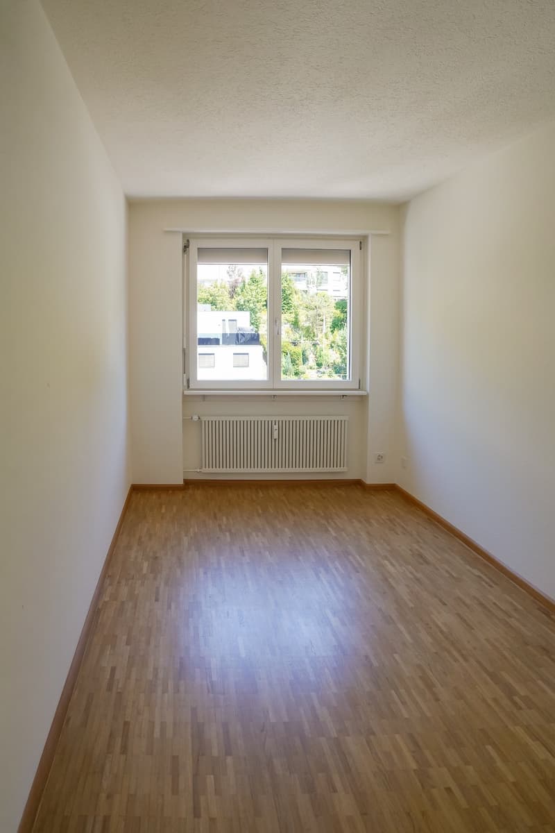 Sanierte 4.5 Z.-Wohnung mit grossem Wintergarten-Balkon und Aussicht (11)