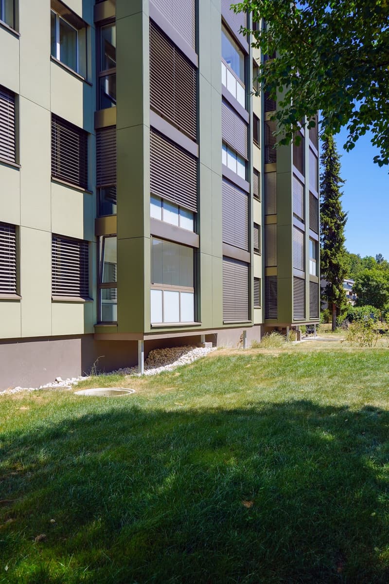Sanierte 4.5 Z.-Wohnung mit grossem Wintergarten-Balkon und Aussicht (13)