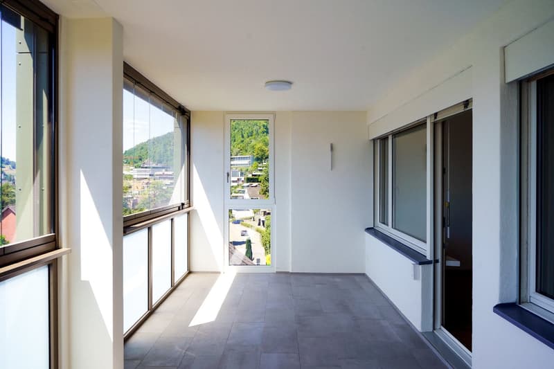 Sanierte 4.5 Z.-Wohnung mit grossem Wintergarten-Balkon und Aussicht (5)