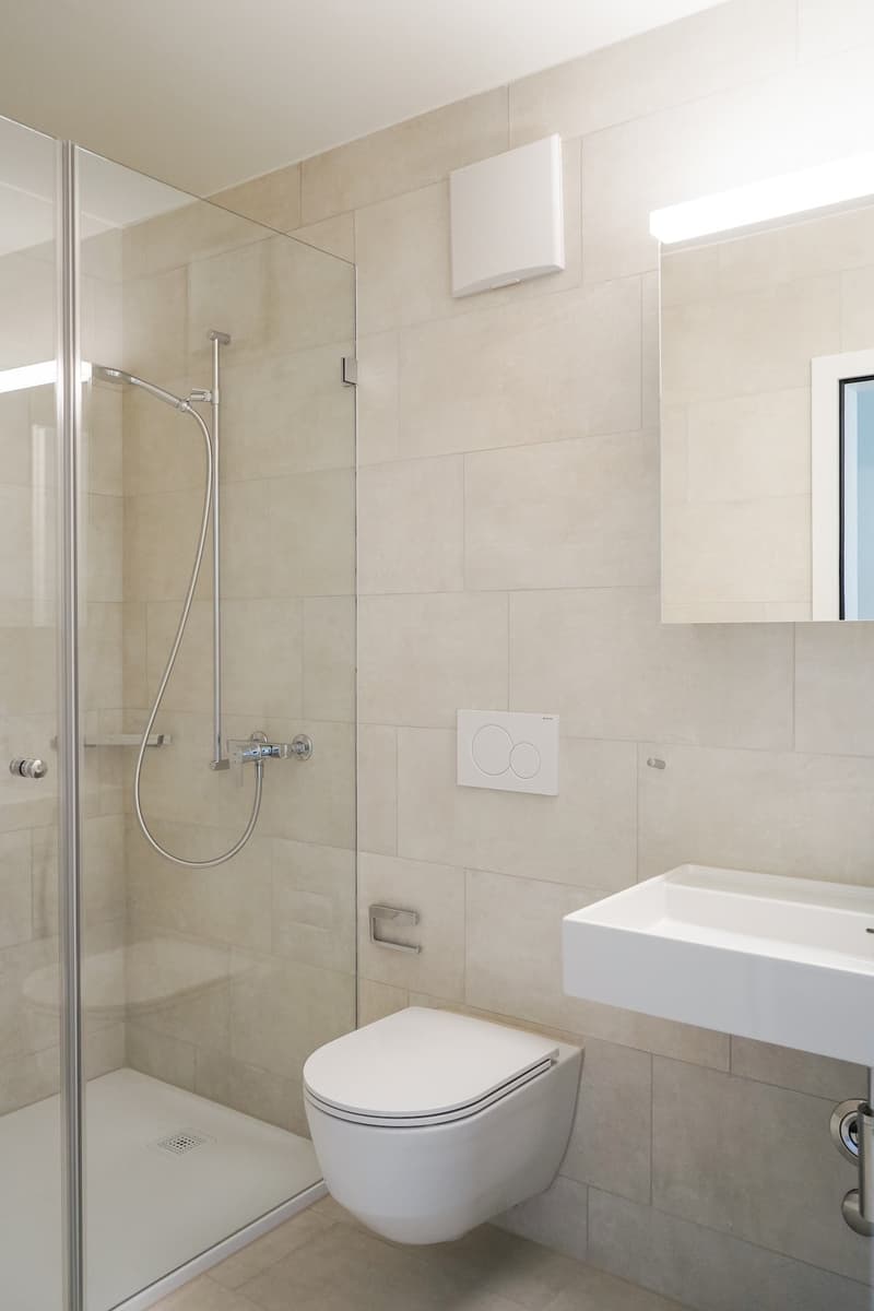 Sanierte 4.5 Z.-Wohnung mit grossem Wintergarten-Balkon und Aussicht (4)