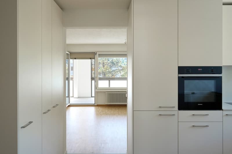 Sanierte 4.5 Z.-Wohnung mit grossem Wintergarten-Balkon und Aussicht (7)
