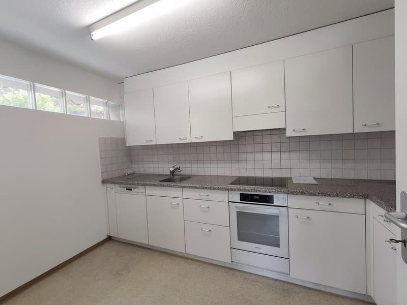 Helle 5.5-Zimmer-Wohnung mit Balkon in Spiez (3)