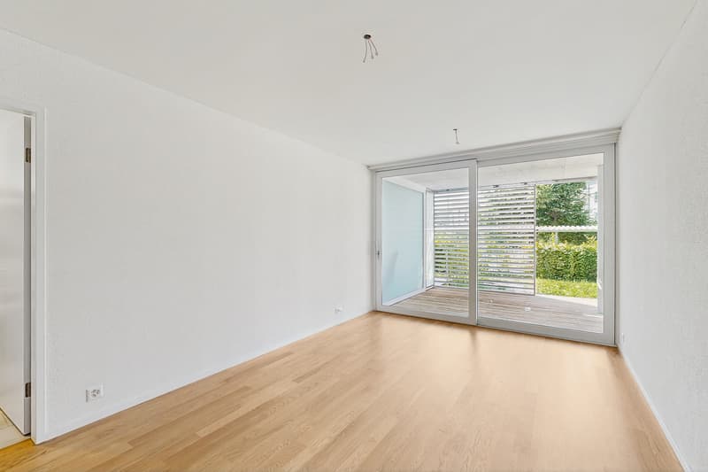 Moderne 2.5-Zimmer-Wohnung mit Mietgarten und Holzterrasse in Zürich-Schwamen (3)