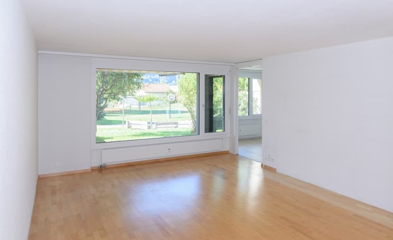 Wohnzimmer mit Blick auf den Sitzplatz