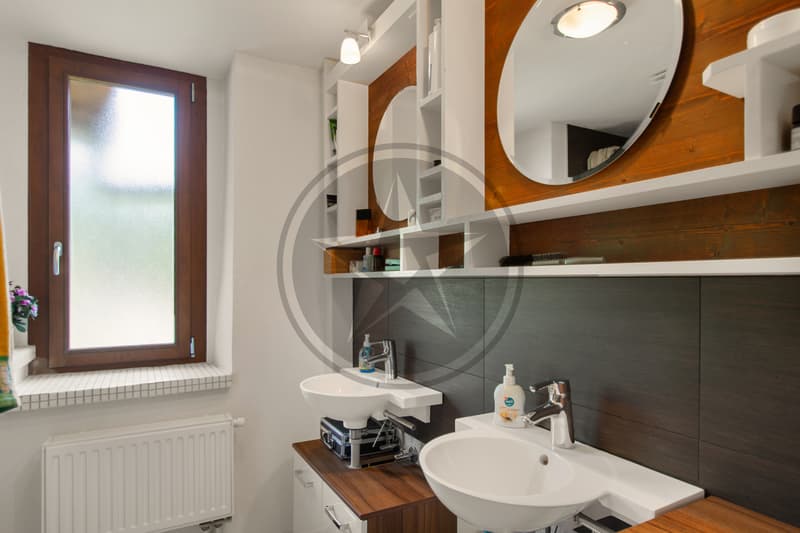Ferme mitoyenne rénovée avec logements, grange et terrain à bâtir (5)