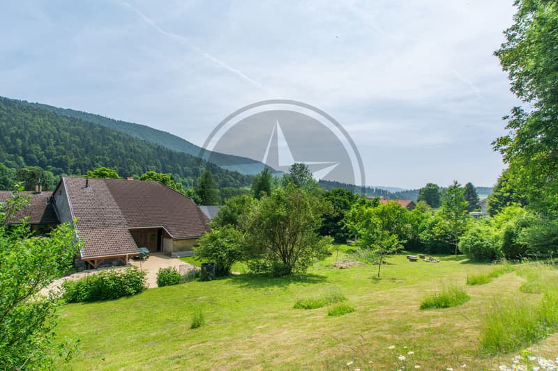 Ferme mitoyenne rénovée avec logements, grange et terrain à bâtir (13)
