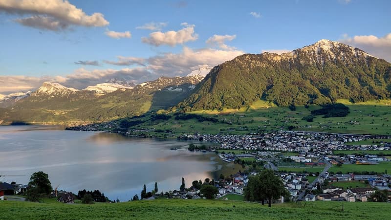 3 1/2 Zimmer Dachwohnung mit Topaussicht auf See und Berge (2)