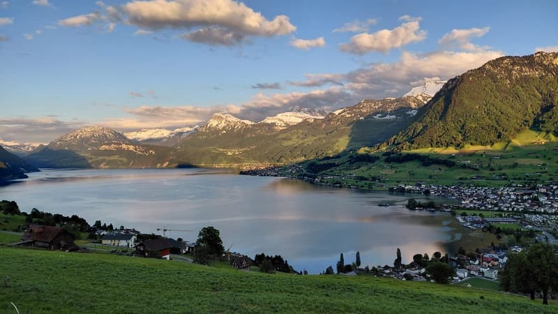 3 1/2 Zimmer Dachwohnung mit Topaussicht auf See und Berge (15)