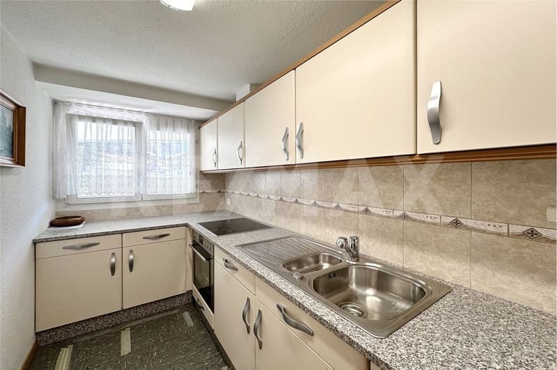 Geräumige 2½-Zimmer-Wohnung mit Balkon und Bergsicht - ideal zum Wohnen oder Vermieten (8)