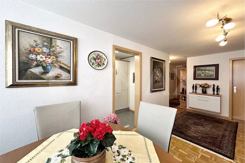 Geräumige 2½-Zimmer-Wohnung mit Balkon und Bergsicht - ideal zum Wohnen oder Vermieten (7)