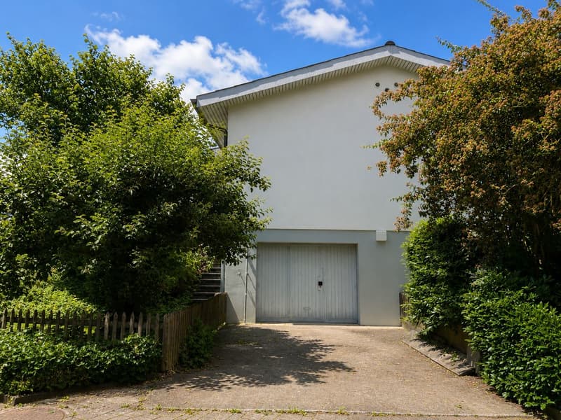 Freistehendes Einfamilienhaus mit viel Potenzial an zentraler, ruhiger Lage in Jegenstorf (17)