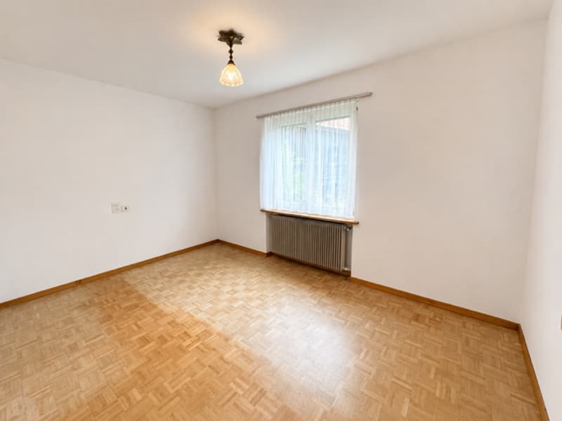 Freistehendes Einfamilienhaus mit viel Potenzial an zentraler, ruhiger Lage in Jegenstorf (7)