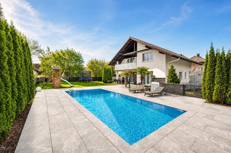 Modernes Einfamilienhaus mit grossem Garten und Pool an ruhiger, dennoch top erschlossener Lage (1)