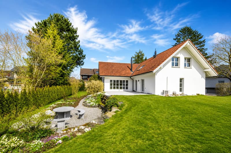 Freistehendes 5.5-Zimmer-Einfamilienhaus mit 901m² Grundstück und Ausbaupotential (1)