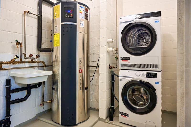 6.5-Zimmerwohnung mit grossem, befahrbarem Lagerraum (4 m Höhe). (12)