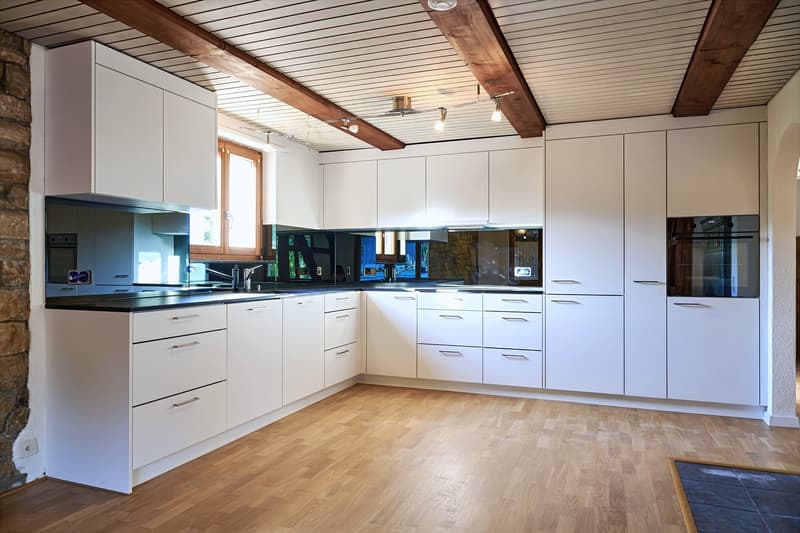 6.5-Zimmerwohnung mit grossem, befahrbarem Lagerraum (4 m Höhe). (2)