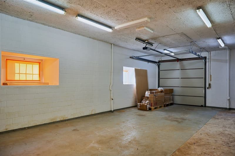 6.5-Zimmerwohnung mit grossem, befahrbarem Lagerraum (4 m Höhe). (11)