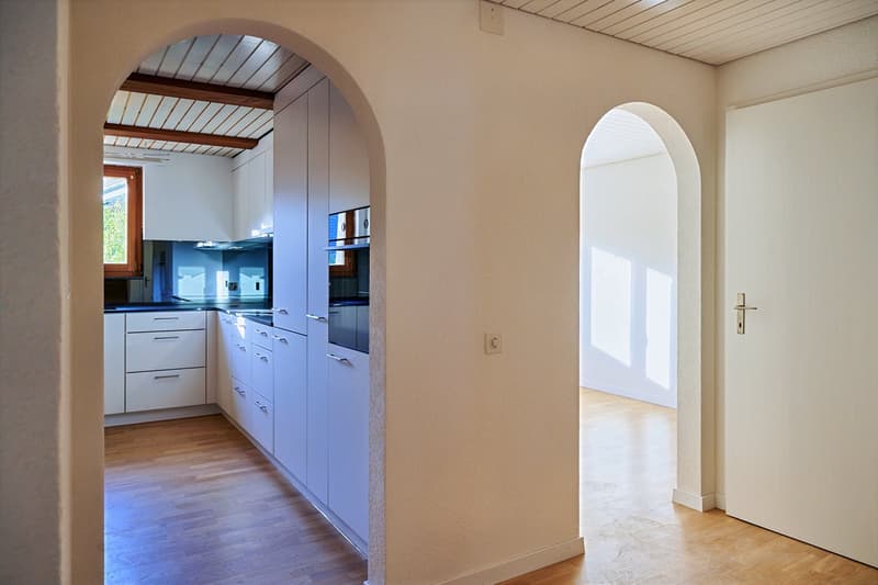 6.5-Zimmerwohnung mit grossem, befahrbarem Lagerraum (4 m Höhe). (5)