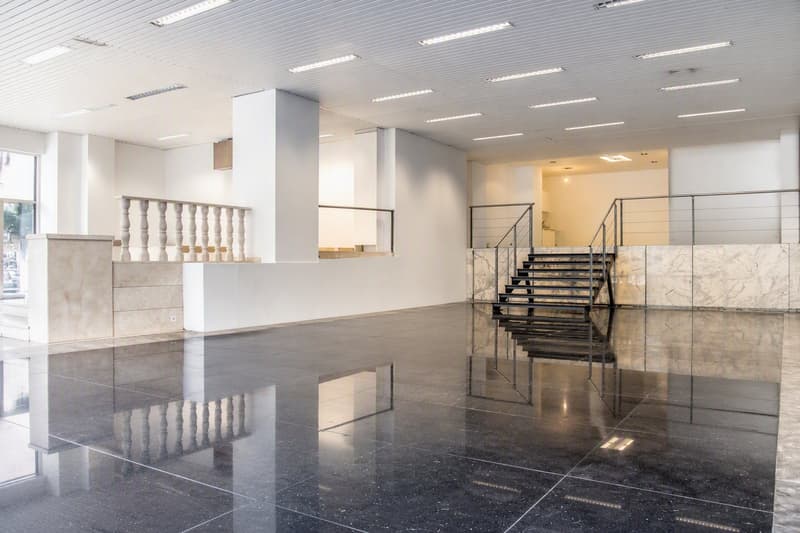 253 m² Gewerbefläche mit hoher Sichtbarkeit in Zürich-Oerlikon (2)